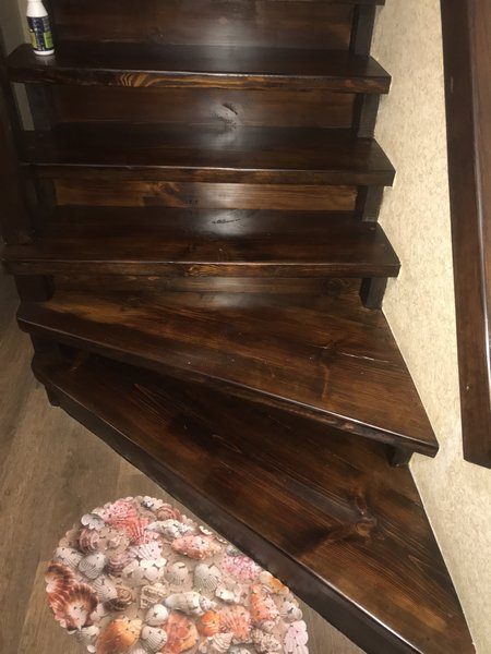 Какую лестницу выбрать деревянную или на металлокаркасе. Деревянная лестница, покрашенная самостоятельно