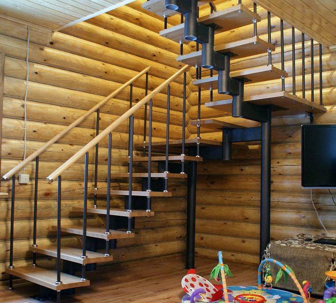 какую лестницу выбрать деревянную или на металлокаркасе