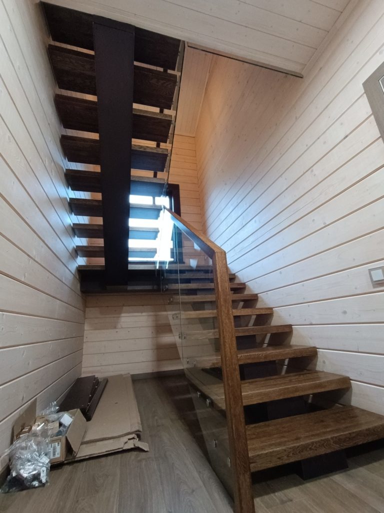 Лестница на монокосоуре из листа - вид лестницы на металлическом каркасе