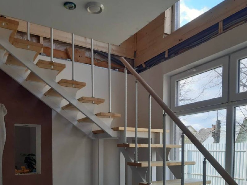 Фото лестницы на металлическом каркасе для дачи