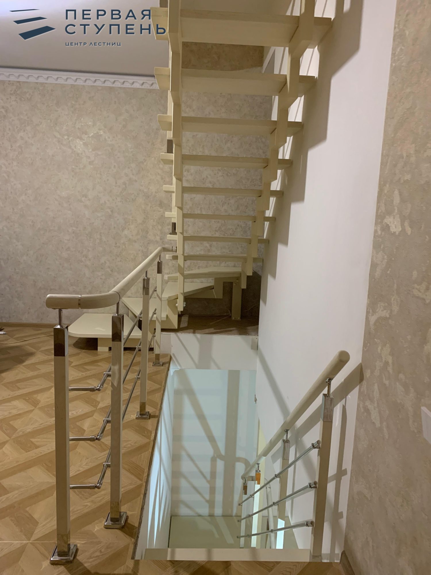 Лестница на ломаном косоуре из профильной трубы